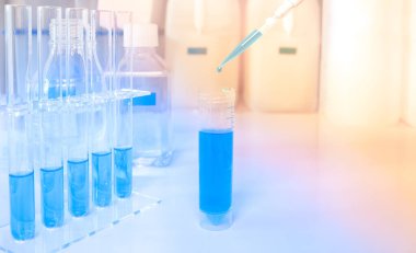 Bilim ve moleküler biyoloji arka planı, panoramik görüntü. DNA ve rna analizi için plastik tüpler ve reaktörlü ve tamponlu tüpler..