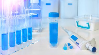 Bilim ve moleküler biyoloji arka planı, panoramik görüntü. Pipette, DNA ve rna analizi için plastik tüpler, otomatik boru ve tamponlu tüpler..