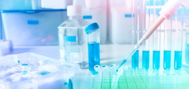 Tıbbi testlerde, biyokimyada, moleküler biyolojide, genetikte ve klinik kimyada kullanılan polimeraz zinciri reaksiyonu. İlaç ve akademik araştırmalarda moleküler biyoloji yöntemleri