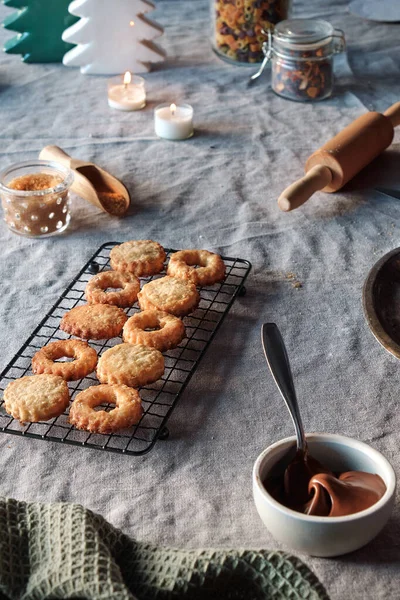 Julen Linzer Cookies Fyllda Kylställ Metallplatta Smörgåskakor Fyllda Med Hasselnötssmör — Stockfoto