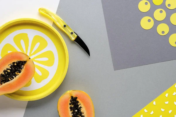 异国情调的水果 刀和叶子的背景 明亮的黄色 终极灰色 2021年的色彩 带圆圈和棕榈叶轮廓的层次化纸制顶部视图 — 图库照片