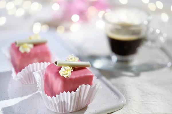 Petit Fours Saint Valentin Avec Glaçage Massepain Fleurs Crème Café — Photo