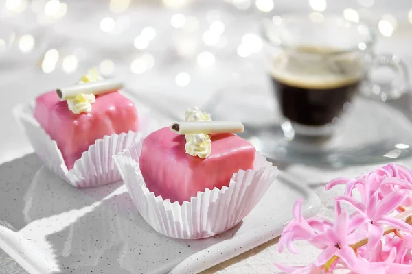 Petit Fours Saint Valentin Avec Glaçage Massepain Fleurs Crème Café — Photo