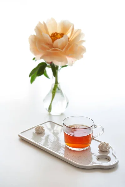 Filiżanka Herbaty Białe Pianki Ceramicznej Tacy Pojedynczy Kwiat Piwonii Modnym — Zdjęcie stockowe