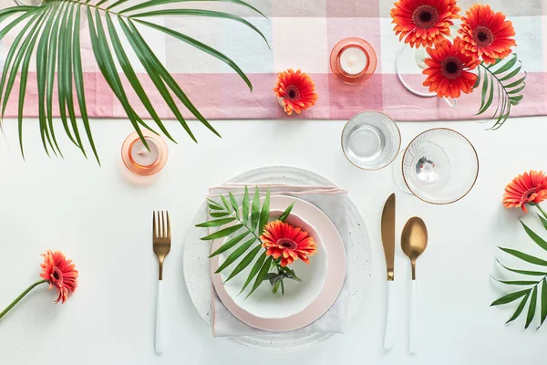 Effortless Golden Birthday Dinner Table Decor Vibrant Summer Flat Lay — Stock Photo, Image