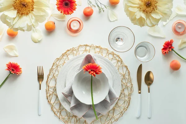 Effortless Golden Birthday Dinner Table Decor Summer Flat Lay White — Stock Photo, Image