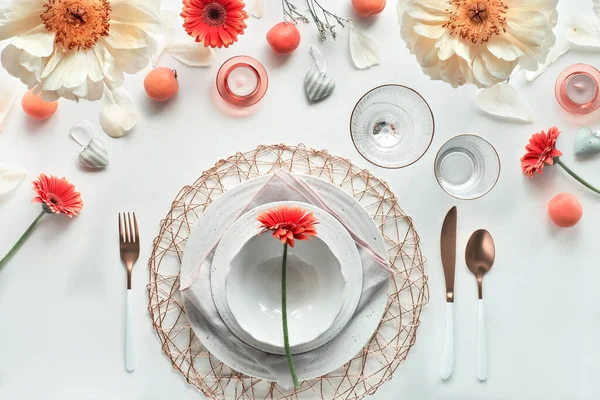 Decoración Mesa Cumpleaños Oro Sin Esfuerzo Mesa Cena Blanca Utensilios — Foto de Stock