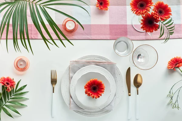 Effortless Golden Birthday Dinner Table Decor Vibrant Summer Flat Lay — Stock Photo, Image