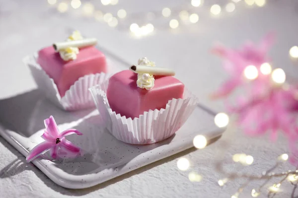 Valentine Petit Fours Marzipan Icing Fragrant Pink Hyacinth Flower Garland — Stock Photo, Image