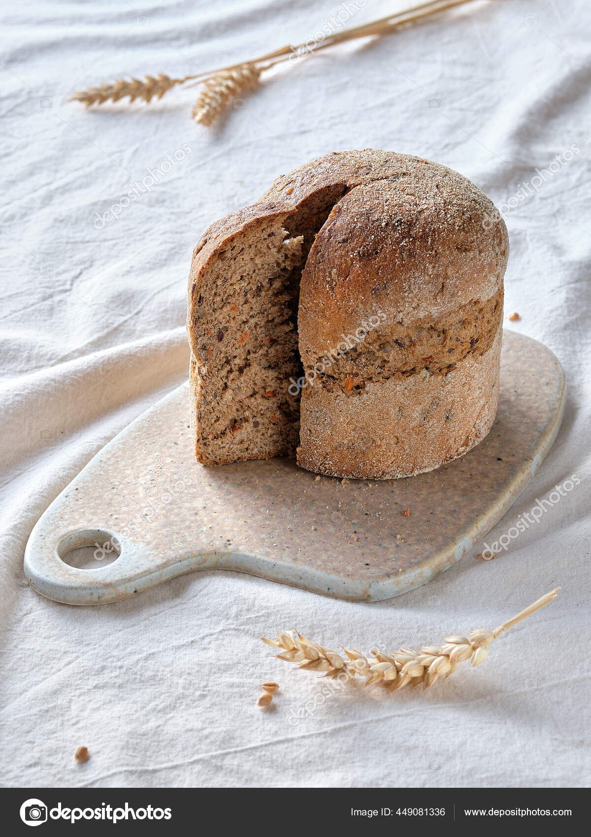 德文的Dinkelbrot 意思是全麦面包小麦的替代品丁克尔Dinkel或Spelt 是一种在欧洲有机种植的古老谷物带亚麻布毛巾的白色衬底——