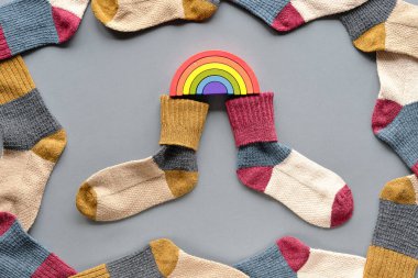 Çorap Günü. Garip çoraplardan yapılmış çerçevede uyumsuz okul çorapları. Tahta gökkuşağı. Okulda ya da işyerinde zorbalığa karşı sosyal girişim.