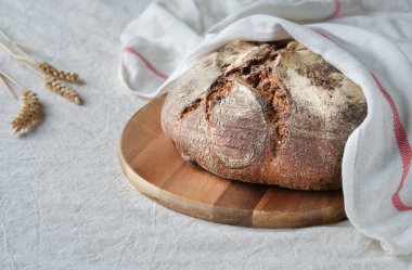 Pamuk masa örtüsünün üzerinde el yapımı somun yoğurmak yok. Rusticales Bauernbrot ya da Burebrot Almanca 