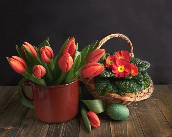 Korg Med Röda Primula Kruka Blommor Och Orange Tulpaner Rustik — Stockfoto