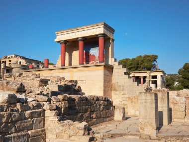 Kuzey Portico, Knossos, Girit, Yunanistan. Knossos kasabasının kazıları, Yunanistan 'ın Girit veya Girit adasındaki en büyük Bronz Çağı arkeolojik sahası..
