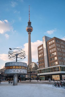 BERLİN, ALMANLIK 10 Şubat 2021: kar altında Berlin. Alexanderplatz, ünlü TV kulesi, Dünya Saati ve tren istasyonu karla kaplı..