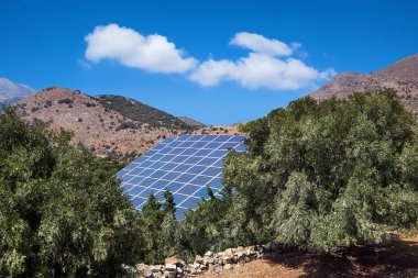 Yunanistan 'ın Girit adası Elounda yakınlarındaki zeytinliklerde büyük güneş paneli.