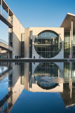 BERLİN, ALMANY - 14 Şubat 2021: Pier Paul-Loebe-Haus Reichstag. Panoramik kış manzarası. Paul-Loebe-Haus, Marie-Elisabeth-Lueders-Haus ile Spree Nehri üzerinde köprü ile bağlandı..