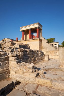 Kuzey Portico, Knossos, Girit, Yunanistan. Knossos kasabasının kazıları Yunanistan 'ın Girit adasındaki en büyük Bronz Çağı arkeoloji sahası...