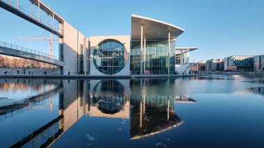 BERLİN, ALMANY - 14 Şubat 2021: Pier Paul-Loebe-Haus Reichstag. Panoramik kış manzarası. Paul-Loebe-Haus, Marie-Elisabeth-Lueders-Haus ile Spree Nehri üzerinde köprü ile bağlandı..