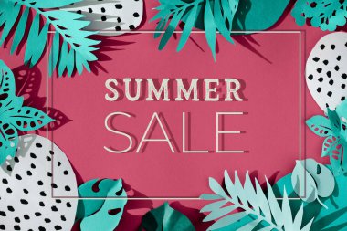 Moda kağıt üzerinde yaz indirimi. Dekoratif egzotik palmiyeli ve canavar yapraklı üst manzara. Donuk kırmızı arkaplanda beyaz soyut şekiller.