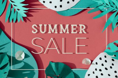 Moda kağıt üzerinde yaz indirimi. Dekoratif egzotik palmiyeli ve canavar yapraklı üst manzara. Donuk kırmızı arkaplanda beyaz soyut şekiller.