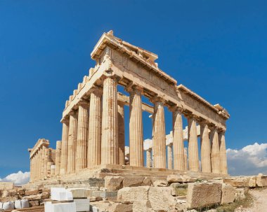 Akropolis, Atina, Yunanistan 'daki antik Yunan kalesi. Parthenon Tapınağı 'nın mavi gökyüzü ve uzak bulutlarla aydınlık bir gündeki panoramik görüntüsü. Klasik Yunan mirası, ünlü bir yer..
