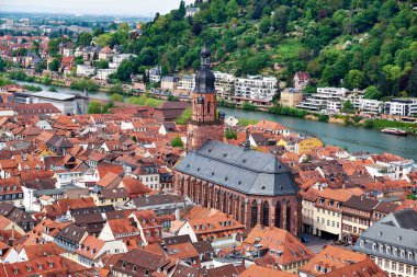 Güzel Almanya. İlkbaharda Heidelberg kasabasının hava manzarası. Şehir merkezinde şehir katedrali, Neckar nehri ve ormanlı tepeler var..