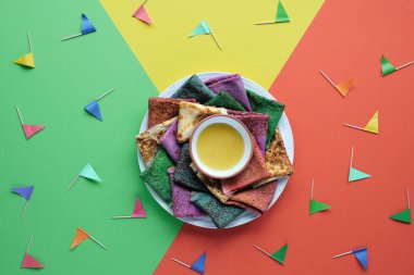 Gökkuşağı krepleri, krepler. Arkadaşlık. Destek konsepti. Gökkuşağı renkleri sokal kapsayıcılığın, umudun ve merhametin sembolüdür. Çeşitliliği kutlayın. LGBT gurur sembolü. Düz konum düzenleme, katmanlı kağıt.