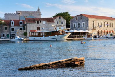 Vrboska köyü, Hvar adası, Dalmaçya, Hırvatistan, Avrupa 'daki tekne ve evler. Seyahat ve tatil yeri. Eski balıkçı köyü, ünlü turistik mekan..