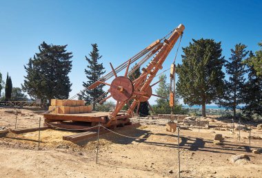 Yunan taş tapınaklarının yapımında kullanılan antik Yunan tahta vinci. Güney İtalya, Sicilya, Agrigento 'daki Tapınaklar Vadisi.