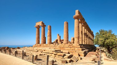 Juno Tapınağı, Hera Lacinia Tapınağı, Tapınaklar Vadisi, Agrigento, Sicilya, İtalya. Panoramik pankart resmi parlak bir günde çekildi, mavi gökyüzü.