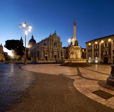 Akşam vakti Piazza Duomo, Catania, Sicilya, İtalya 'yı aydınlattı. Geceleri Catania 'nın sembolü olan Santa Agatha ve Liotru Katedrali. Sicilya adası, Güney İtalya mimarisi.