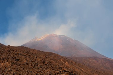 Sicilya 'daki Etna Dağı İtalya' daki en uzun aktif Avrupa volkanı. Etna yanardağının ikincil kraterlerinden biri, volkanik aktivite izleri..