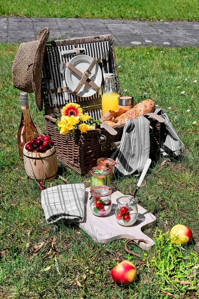 Vintage Picknickkorb Mit Baguette Und Limonade Freien Auf Einer Wiese — Stockfoto