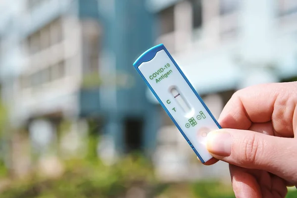 Mano Sostiene Prueba Rápida Aire Libre Con Oficina Escuela Edificio — Foto de Stock