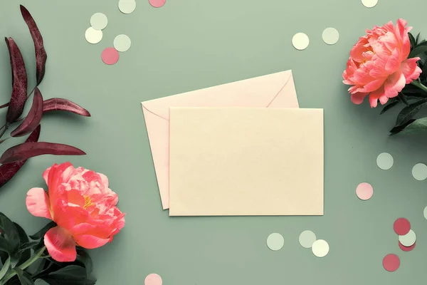 薄緑色の背景にピンクの牡丹の花とグリーティングカードのデザイン 紙のカード上のテキストスペース 流行のカジュアルな自然環境に優しいトップビュー 夏の誕生日母の日グリーティングカードデザイン — ストック写真