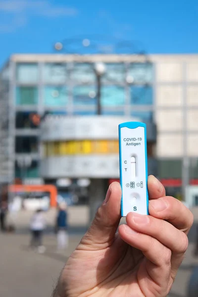 Berlín Alemania Abril 2021 Prueba Covid Alexanderplatz Con Tienda Reloj — Foto de Stock