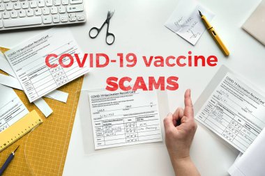 Covid-19 aşı dolandırıcılığı. Sahte covid aşı kayıt kartı. Covid dolandırıcılığı. Covid-19 'a karşı sahte aşı kaydı olan sahte sağlık sertifikası. Boş kart, kalem, kağıt bıçağı, laminatör. Düz yatıyordu..