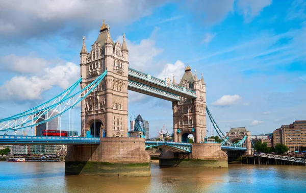 Tower Bridge Jasny Słoneczny Dzień Niebieskim Niebem Chmurami Spokojna Woda — Zdjęcie stockowe