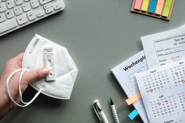 Terug Naar School Met Expres Coronavirus Testen Hand Met Twee — Stockfoto