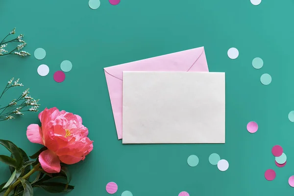 緑のミントにピンクの牡丹の花と母の日のグリーティングカードのデザイン ターコイズ紙の背景 紙の紙の紙の紙の紙のスペースです トレンドカジュアルなアレンジ トップビュー 夏の誕生日記念日 — ストック写真