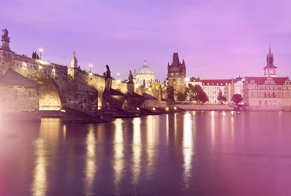 Prag Gün Batımında Romantik Charles Köprüsü Romantik Prag Aydınlanmış Charles — Stok fotoğraf