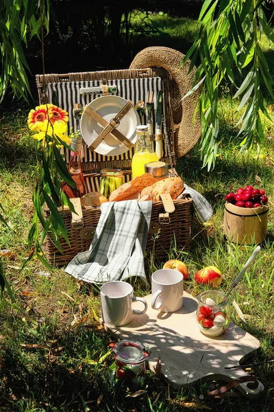 Vintage Picknickkorb Mit Baguette Und Limonade Freien Auf Einer Wiese — Stockfoto