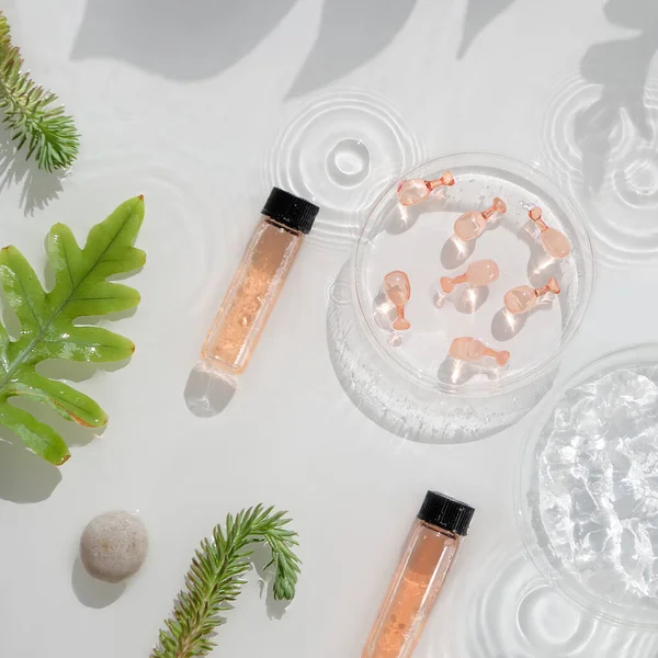 Cosmetische Huidverzorging Gezichtscapsules Plons Water Transparante Glazen Flacon Met Oranjekleurig — Stockfoto