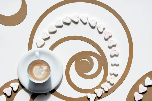 Kaffeetasse Fibonacci Sequenzkreise Aus Braunem Papier Und Zuckerherzen Latte Art — Stockfoto