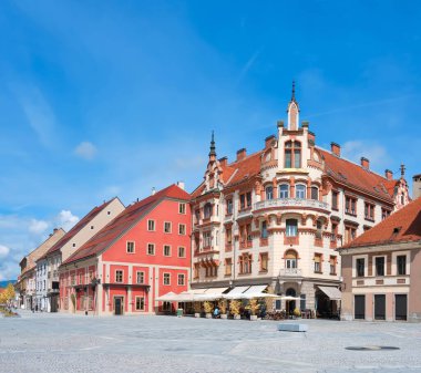 Slovenya 'daki Maribor Meydanı. Mavi gökyüzü ile panoramik görüntü. Gün ışığı, panoramik şehir manzarası, gökyüzünde fotokopi alanı. Avrupa 'nın ünlü turizm beldesi.