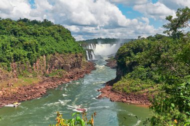 Arjantin 'de Iguazu şelaleleri, Şeytan Ağzı manzaralı. Asılı sisli birçok görkemli ve güçlü su şelalesinin panoramik görüntüsü. Yukarıdan Iguazu vadisinin panoramik görüntüsü.