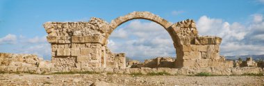 Yunanistan 'ın Kıbrıs Rum Kesimi' nin Kato Pafos kentindeki Paphos arkeoloji parkında antik Roma kemeri