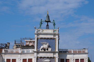 San Marco meydanındaki eski saat kulesi Torre dell 'Orologio üzerinde aslanı ve çanı olan St Mark, Venedik, İtalya