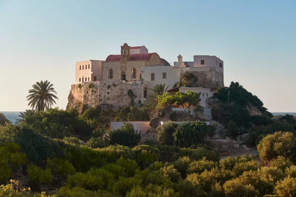 希腊Akrotiri克里特岛 山顶上的一座修道院 在暮色中被城墙环绕 背衬着柔和的光线和地中海 — 图库照片